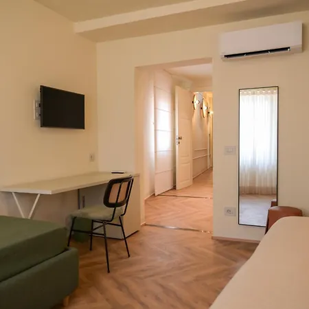 بيت ضيافة Casaretti - In Centro A Foligno, Con Parcheggio E Ampio Bagno In 3*