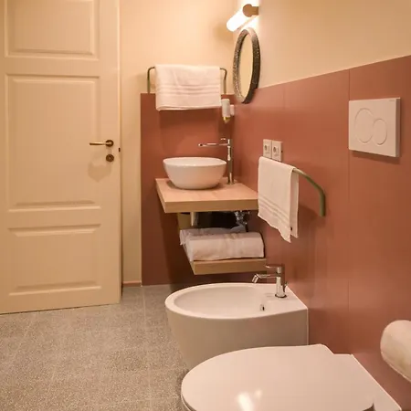 Casaretti - In Centro A Foligno, Con Parcheggio E Ampio Bagno In 3* فولينيو